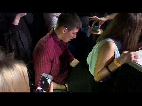 ❤️ Echter Sex in einem russischen Nachtclub. 18-jährige russische Mädchen in den Anus und Vagina gefickt in einem Nachtclub Fuck video bei de.japangaysex.ru ❤